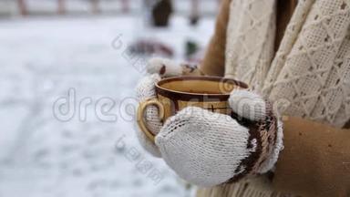 冬天在户外喝茶的女孩